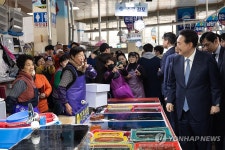 윤석열 대통령, 삼천포 용궁수산시장 방문