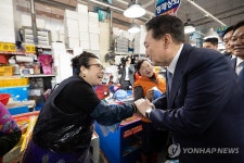 윤석열 대통령, 삼천포 용궁수산시장 방문