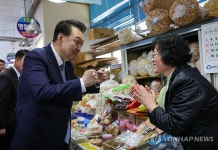 삼천포 용궁수산시장 상인 격려하는 윤석열 대통령