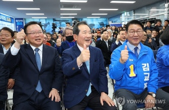 김부겸 상임공동선대위원장과 정세균 전 총리, 김교흥 의원 지지 엄지척