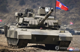 북한 김정은, 신형탱크 직접 조종