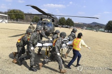 중증외상 환자 후송하는 국군대전병원 의료진