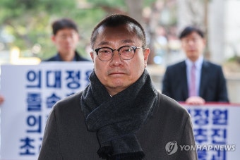 공공범죄수사대 조사 출석하는 박명하 의협 비대위 조직강화위원장