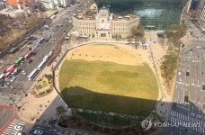 서울광장, 봄 맞이 잔디 식재 작업 중