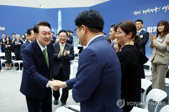 윤석열 대통령, 민생토론회 참석자와 인사