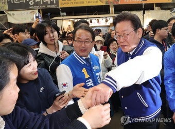 세종전통시장 방문한 이재명 대표