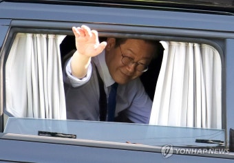 세종전통시장 떠나며 손 흔드는 이재명 대표