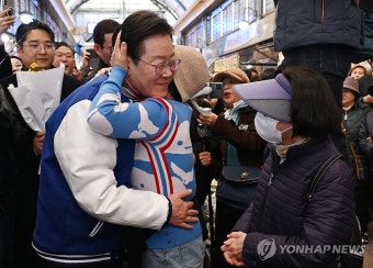 세종전통시장 방문한 이재명 대표