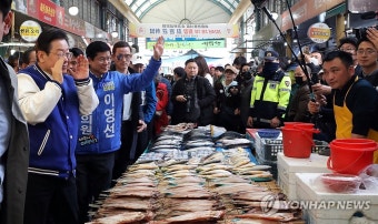 세종전통시장 방문한 이재명 대표