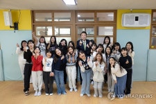 윤석열 대통령, 늘봄학교 프로그램 참여 학생들과 함께
