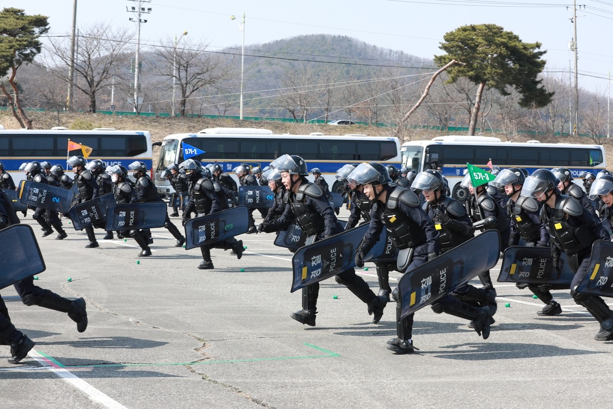 서울 종로구 운현궁 인근 경찰 기동대, 대통령 탄핵심판 앞 훈련 실시