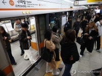 서울 지하철 3호선 단전 구파발역에서 내리는 승객들
