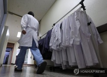 어수선한 대학병원 속 깨끗하게 세탁된 가운