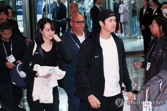 MLB 다저스 오타니, 아내와 함께 숙소 도착