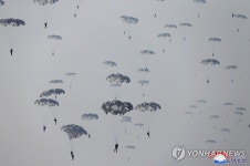 낙하하는 북한 항공육전병부대