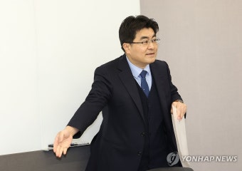 기자회견 준비하는 방재승 비대위원장