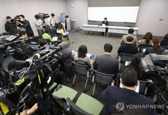 '의대 교수 집단사직 결의' 기자회견장 모인 취재진
