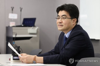 취재진 질문 듣는 방재승 비대위원장