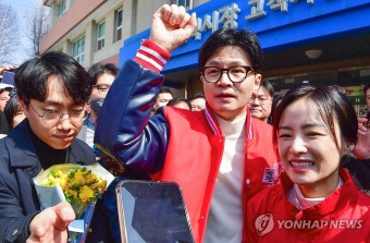 김효은 예비후보와 함께 인사하는 한동훈 위원장