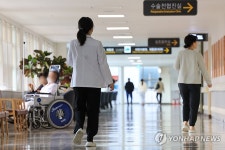 대학병원서 이동하는 의료 관계자