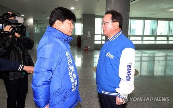 양문석 후보와 대화하는 김부겸 선대위원장