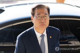 출근하는 박성재 장관