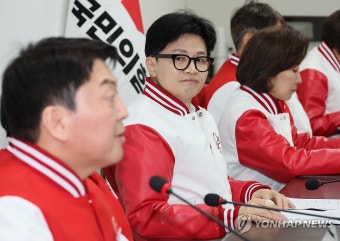 안철수 공동선대위원장 발언 듣는 한동훈 위원장