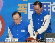 자리에 앉는 이해찬-김부겸
