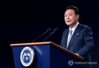 3차 민주주의 정상회의 장관급 회의 개회식, 환영사 하는 윤석열 대통령