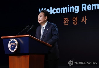 3차 민주주의 정상회의 장관급 회의 개회식, 환영사 하는 윤석열 대통령