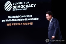 환영사 마친 윤석열 대통령