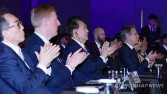 민주주의 정상회의 개회식, 박수치는 윤석열 대통령