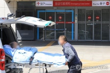 응급진료센터에서 구급차로 이송되는 환자