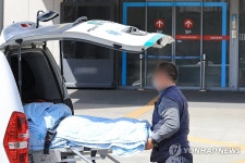 응급진료센터에서 구급차로 이송되는 환자