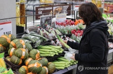 채소 고르는 시민들