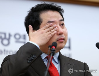 눈물 닦는 장예찬