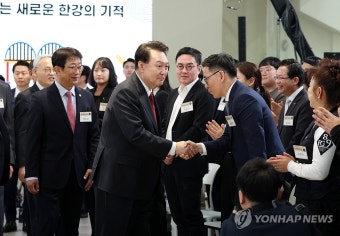 윤석열 대통령, 민생토론회 참석자와 인사
