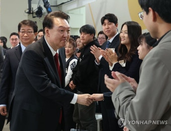 민생토론회 참석자와 인사하는 윤석열 대통령