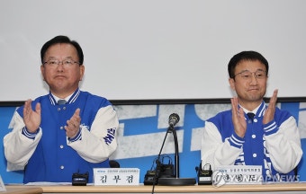 박수치는 김부겸 상임 공동 선대위원장