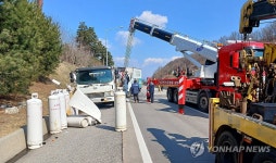 도로에 쏟아진 LP 가스통