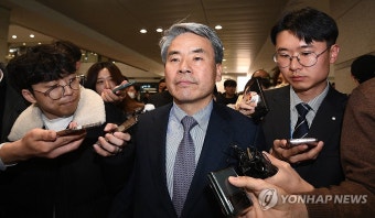 굳은 표정으로 귀국하는 이종섭 주호주 대사
