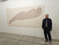 작품 앞에 서 있는 김홍주 작가