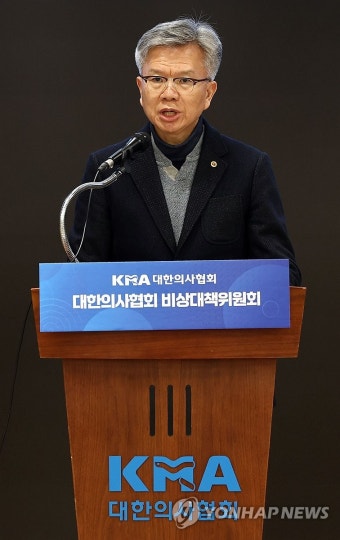 입장문 발표하는 김택우 의협 비대위원장
