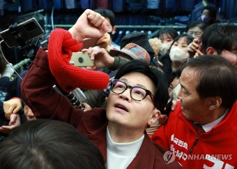 대구 시민들과 인사하는 한동훈 비상대책위원장