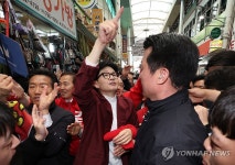 대구 서문시장에서 시민들에게 인사하는 한동훈 위원장