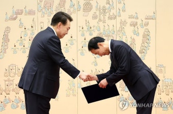 윤석열 대통령, 주기환 민생특보 임명장 수여