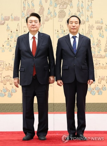 윤석열 대통령, 주기환 민생특보 임명장 수여