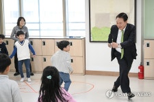 늘봄학교 어린이들과 술래잡기하는 윤석열 대통령