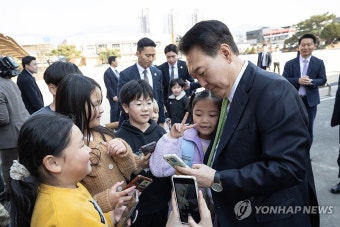어린이들과 셀카 찍는 윤석열 대통령