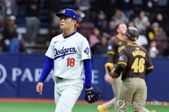 더그아웃 향하는 야마모토 요시노부